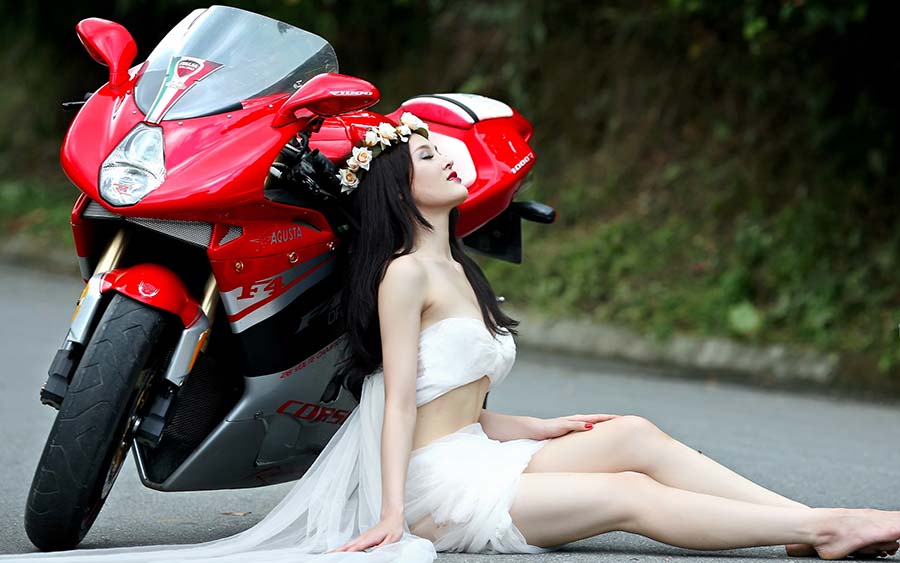 Beautiful girls and motorcycles in Xiamen
